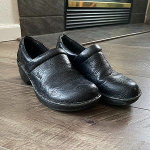 b.o.c Clogs Black w/ Paisly Design sz 7.5